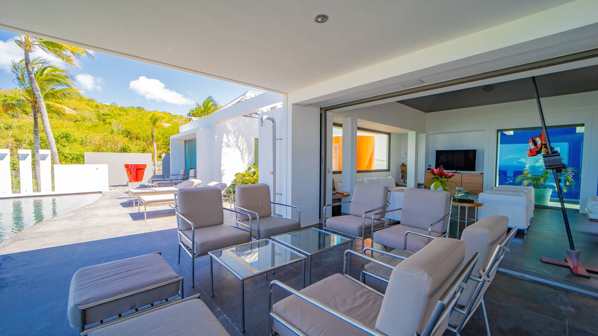 OUTDOOR LOUNGE AREA