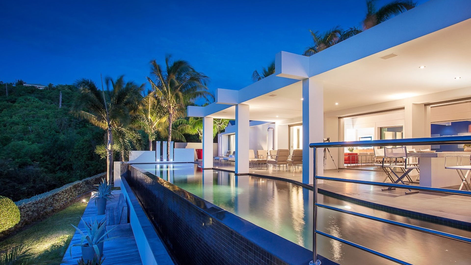 POOL & TERRACE