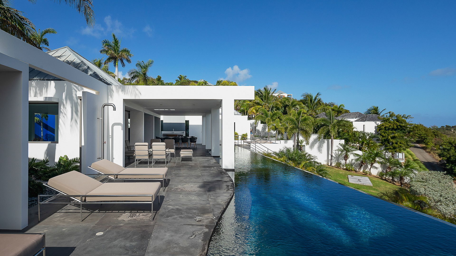 POOL & TERRACE