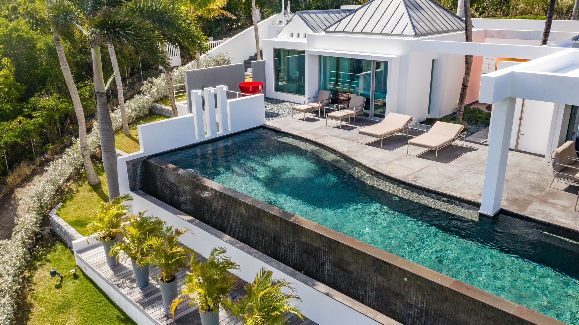 POOL & TERRACE