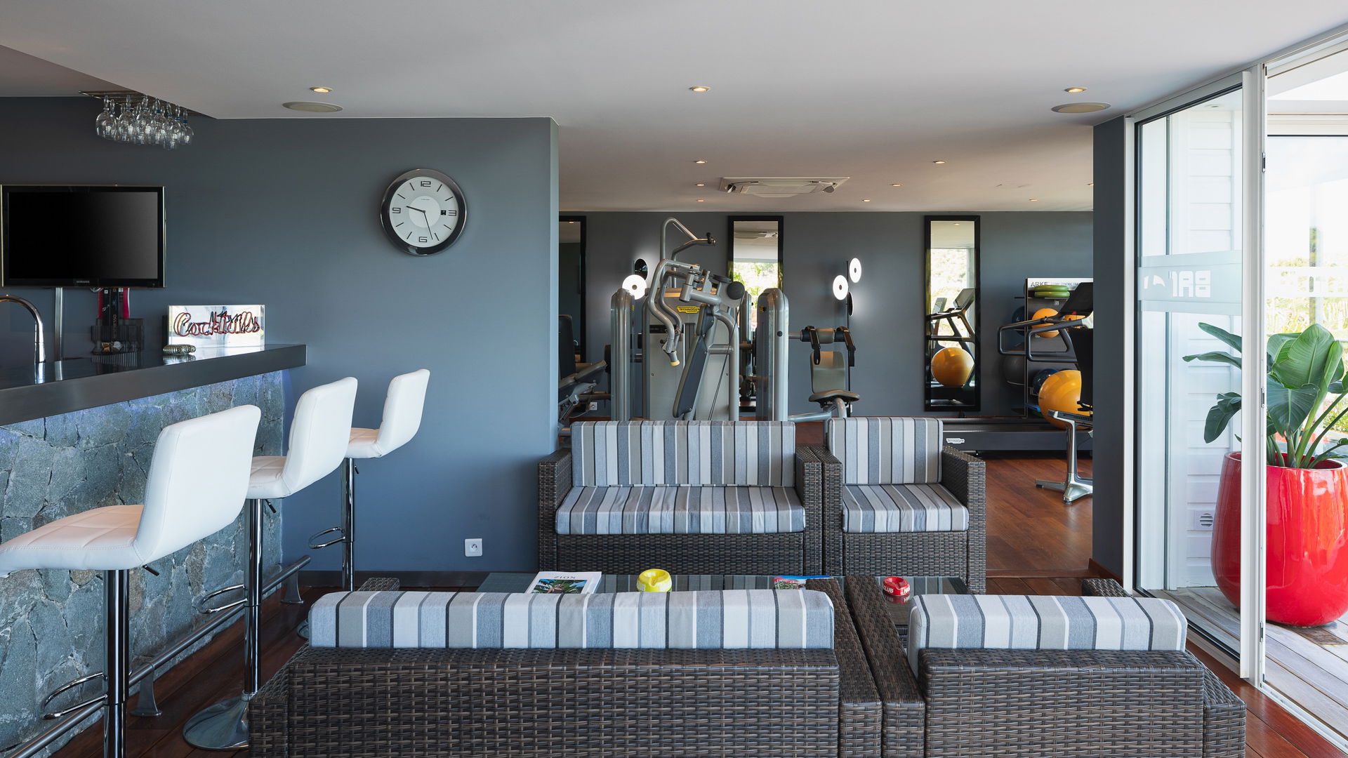 BAR & FITNESS ROOM
