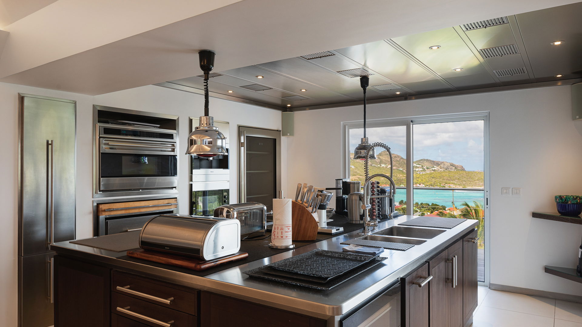 KITCHEN & DINING AREA