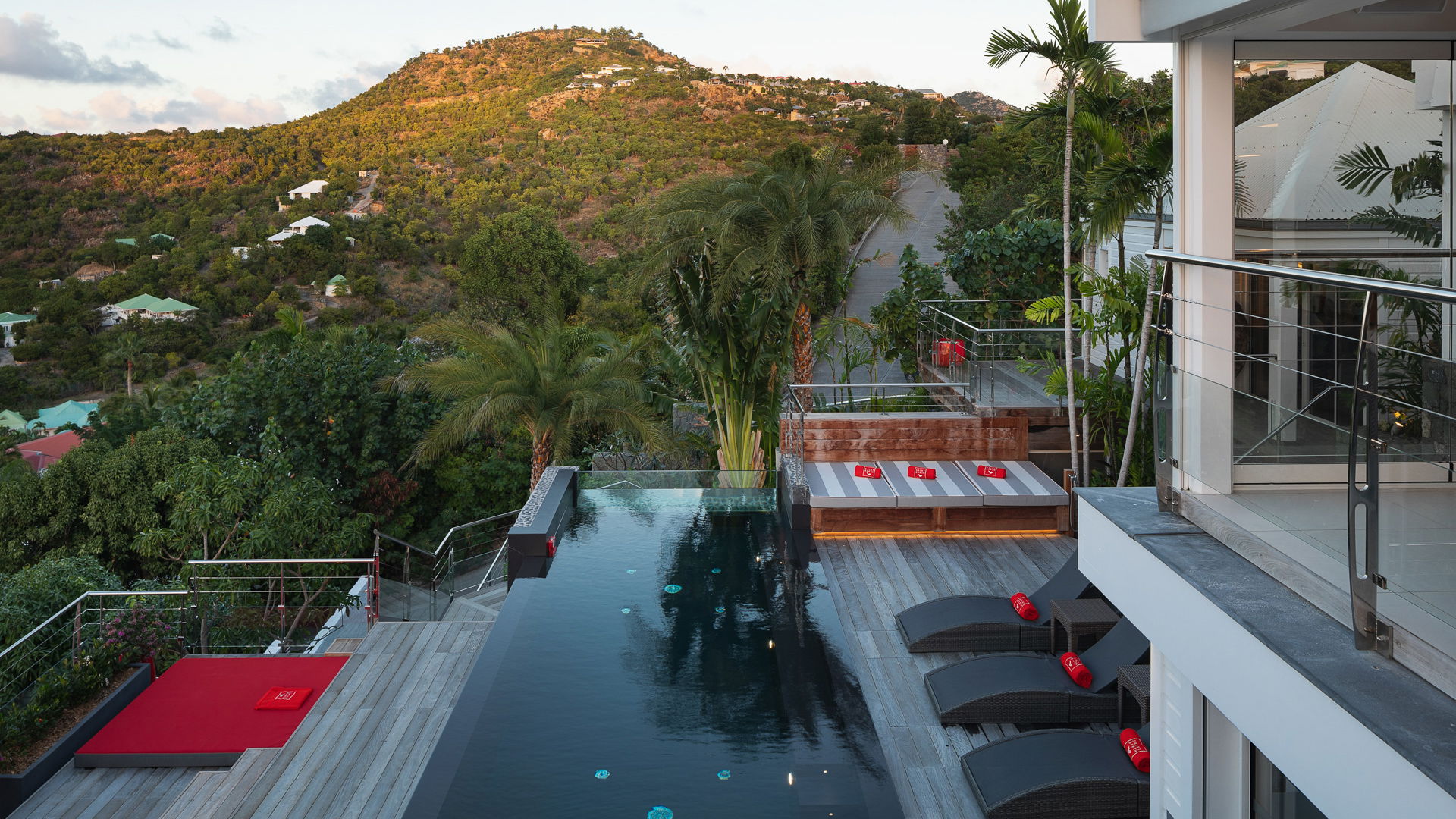 POOL & TERRACE