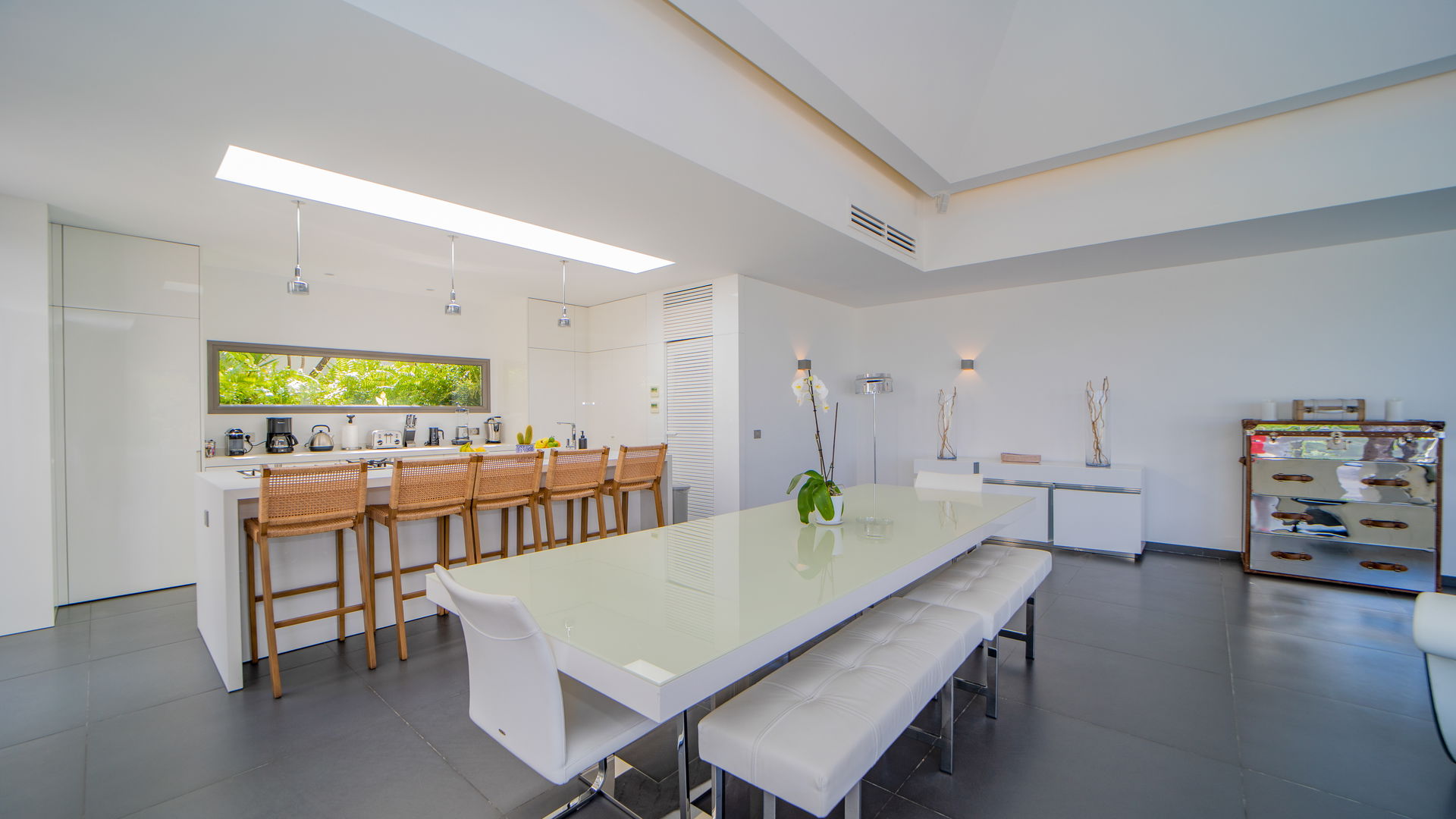KITCHEN & DINING AREA