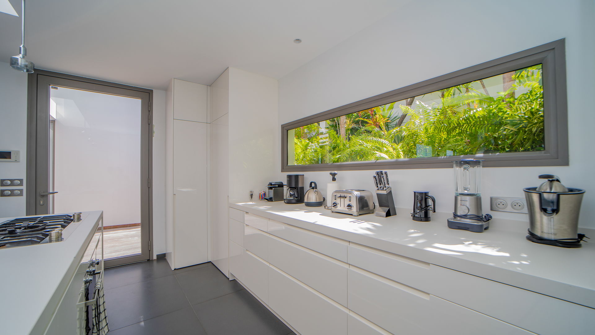 KITCHEN & DINING AREA