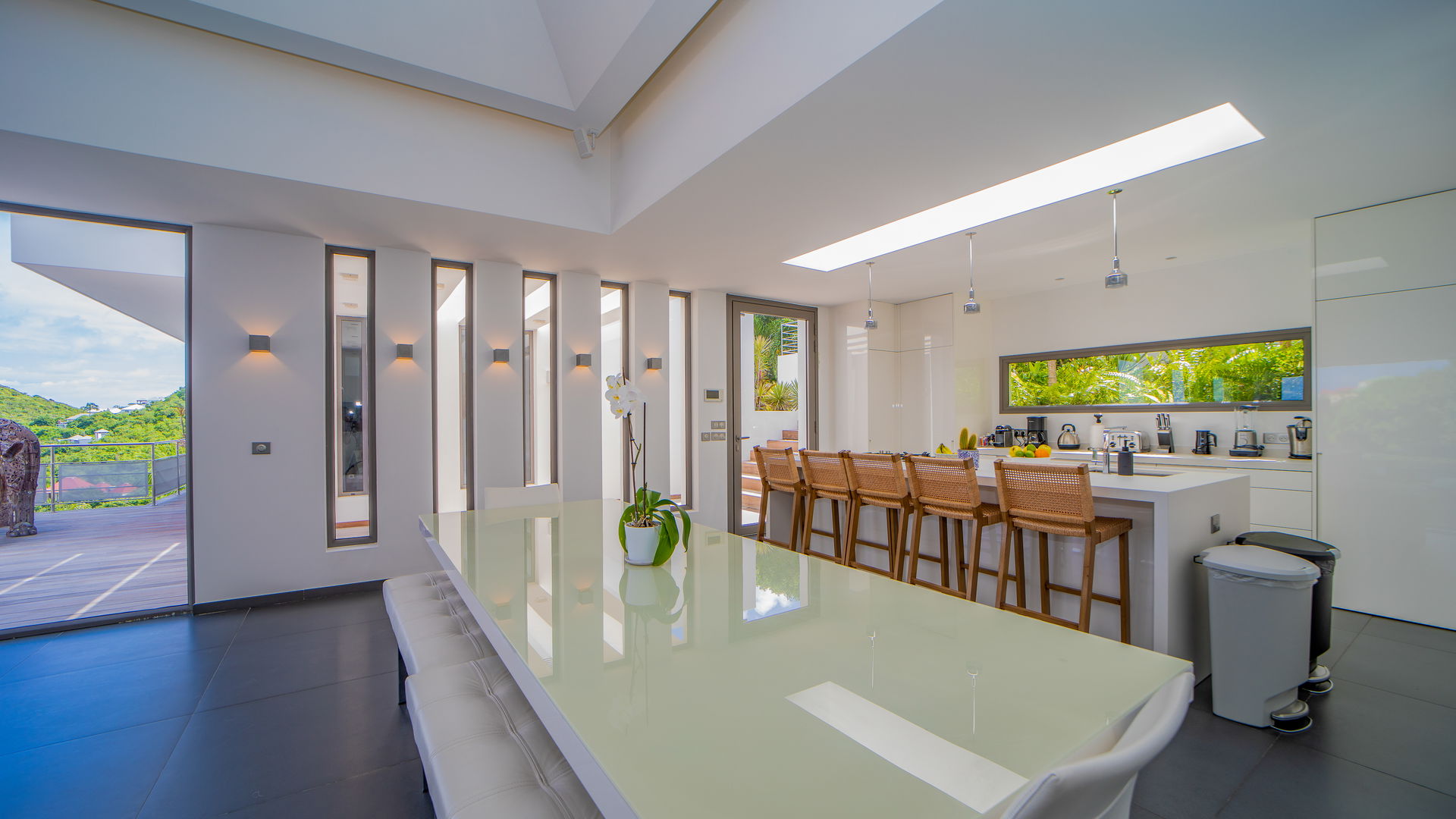 KITCHEN & DINING AREA