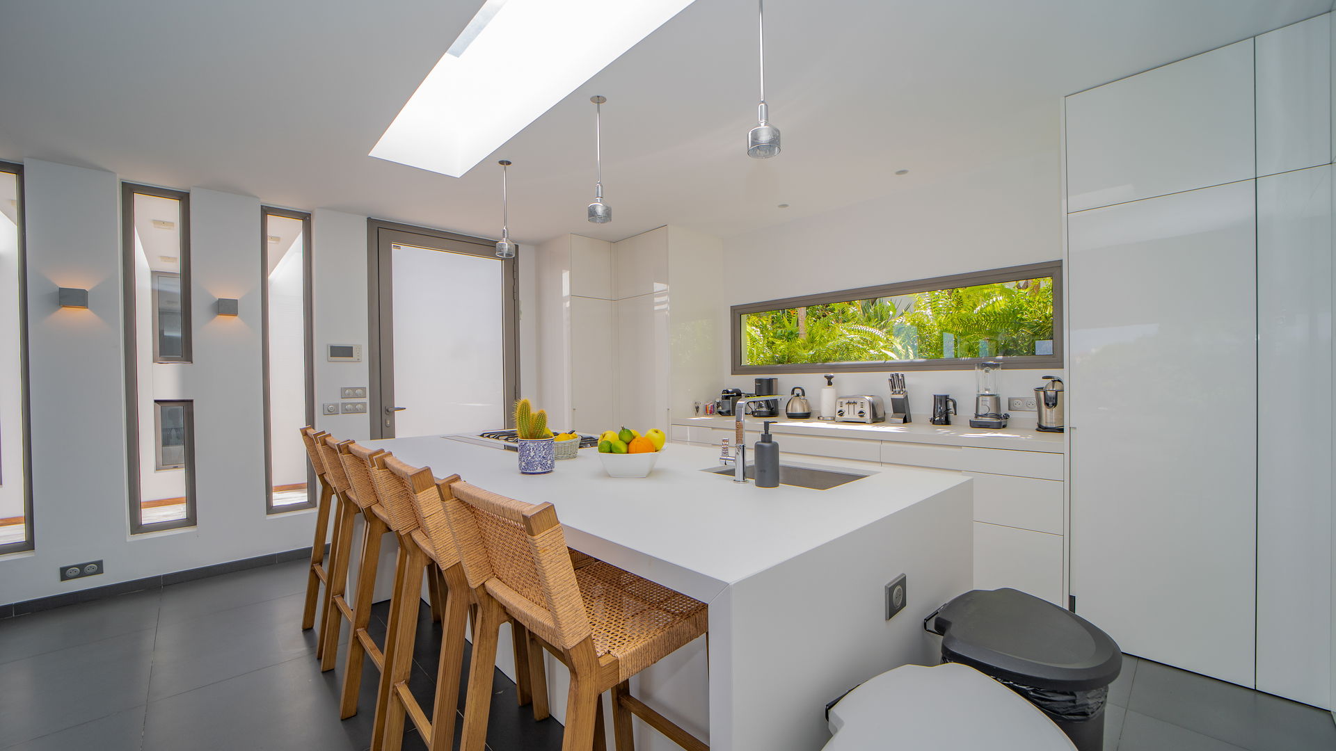 KITCHEN & DINING AREA