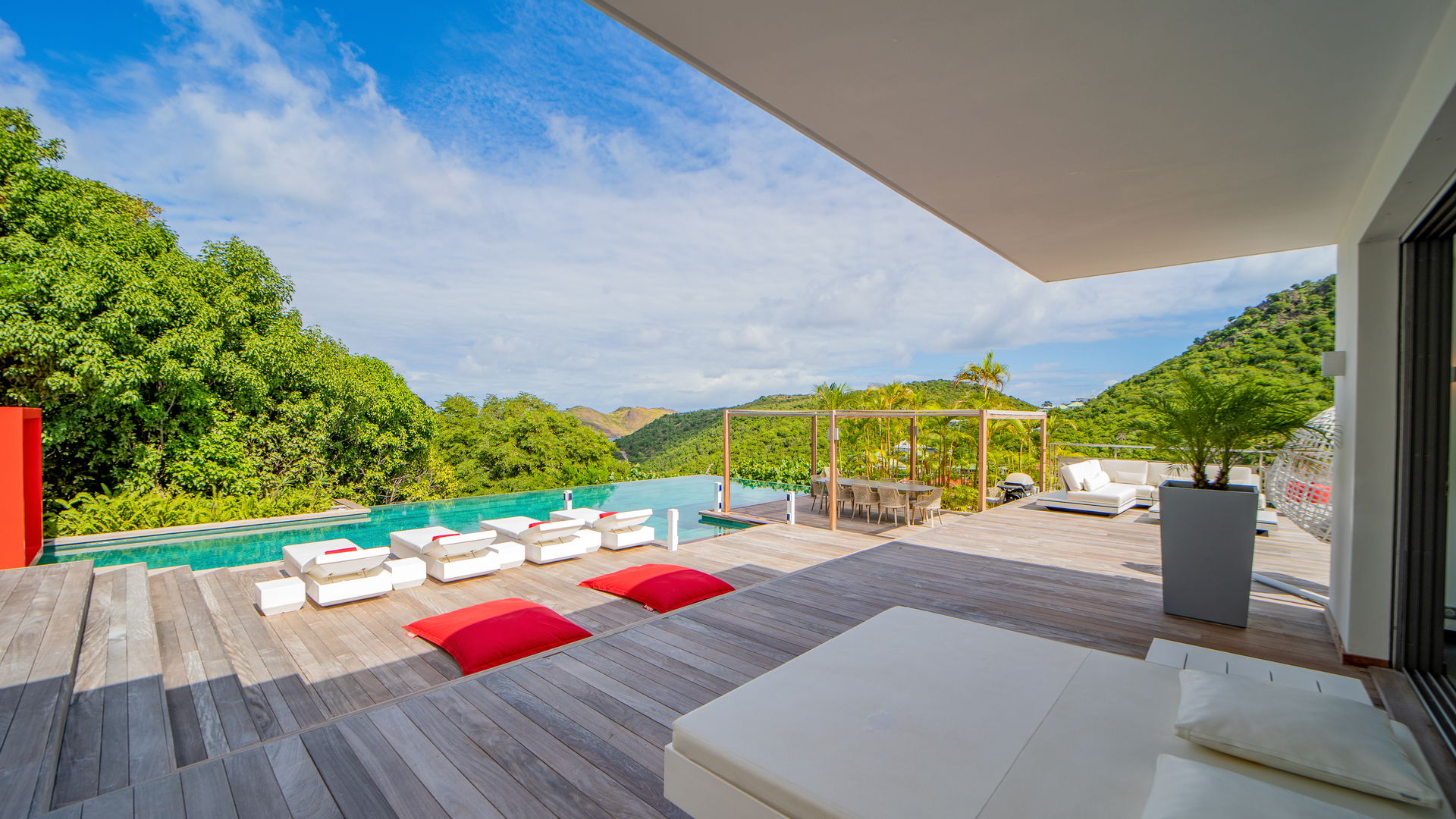 OUTDOOR LOUNGE & DINING AREAS