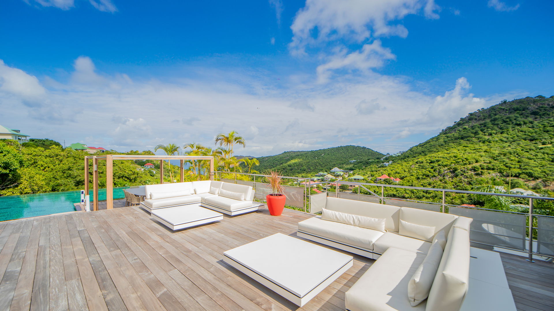 OUTDOOR LOUNGE & DINING AREAS