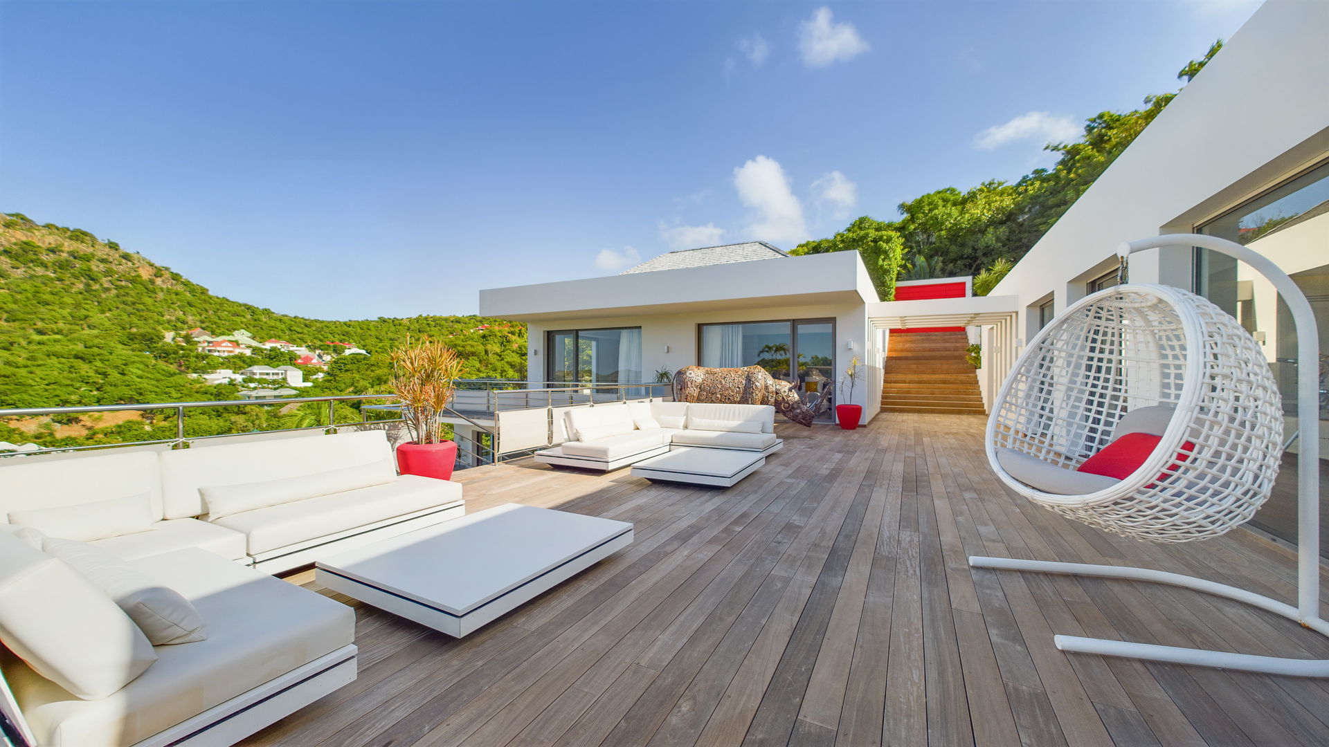 OUTDOOR LOUNGE & DINING AREAS