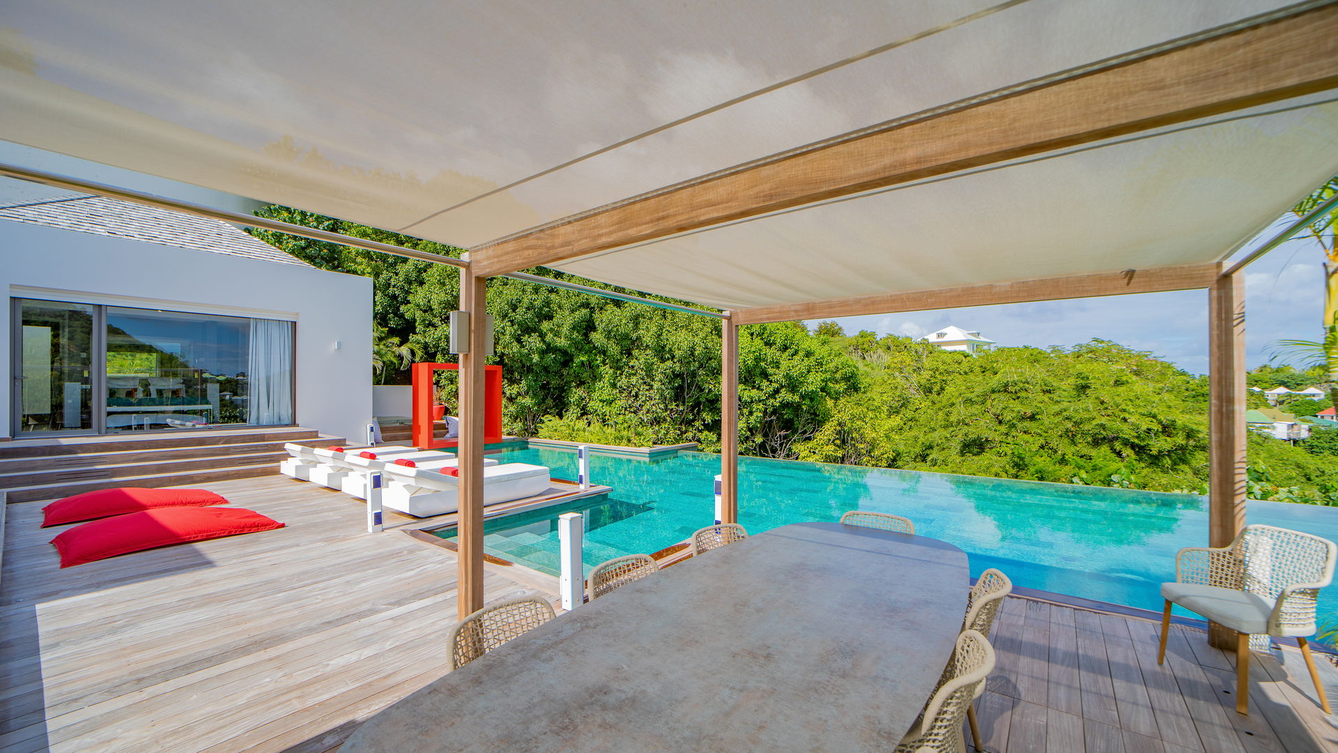 OUTDOOR LOUNGE & DINING AREAS