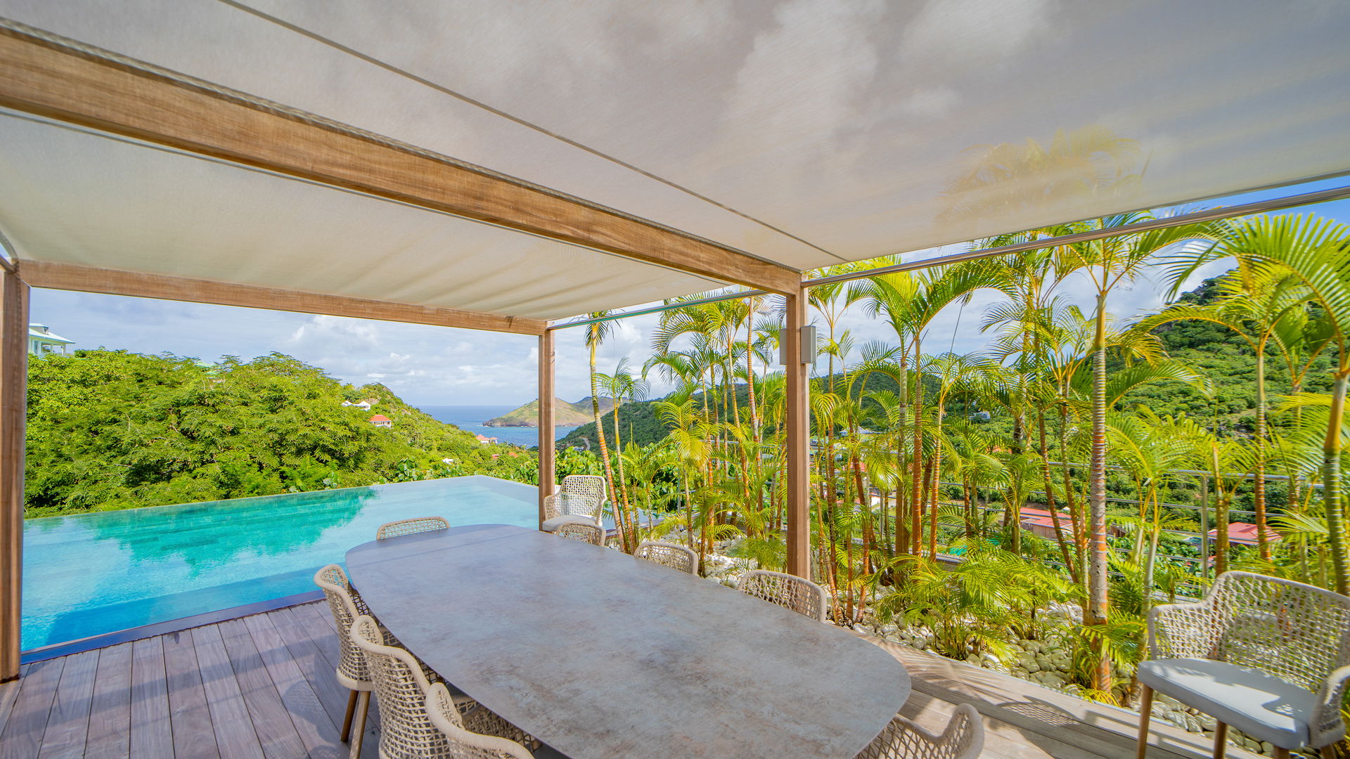 OUTDOOR LOUNGE & DINING AREAS