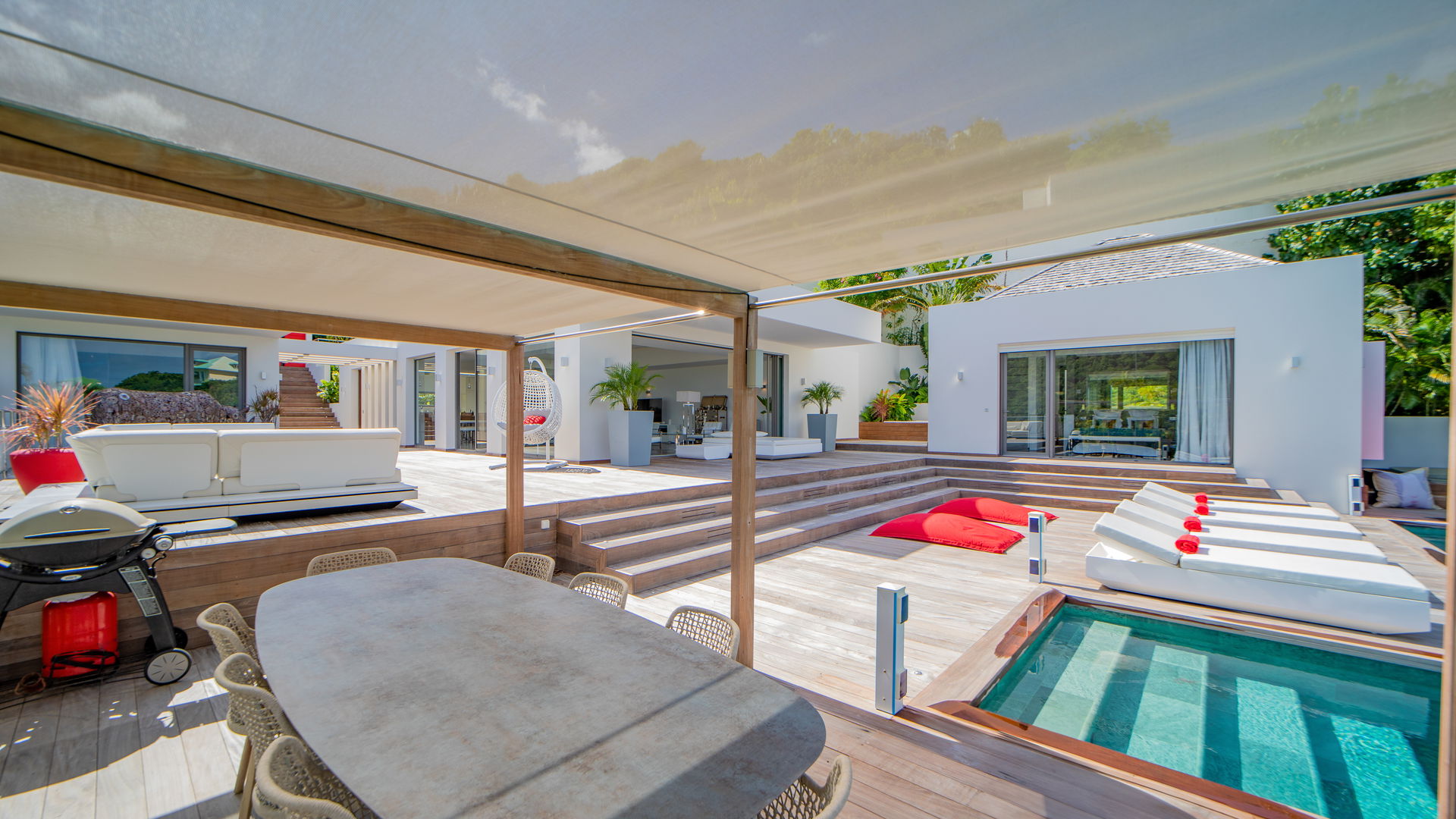 OUTDOOR LOUNGE & DINING AREAS