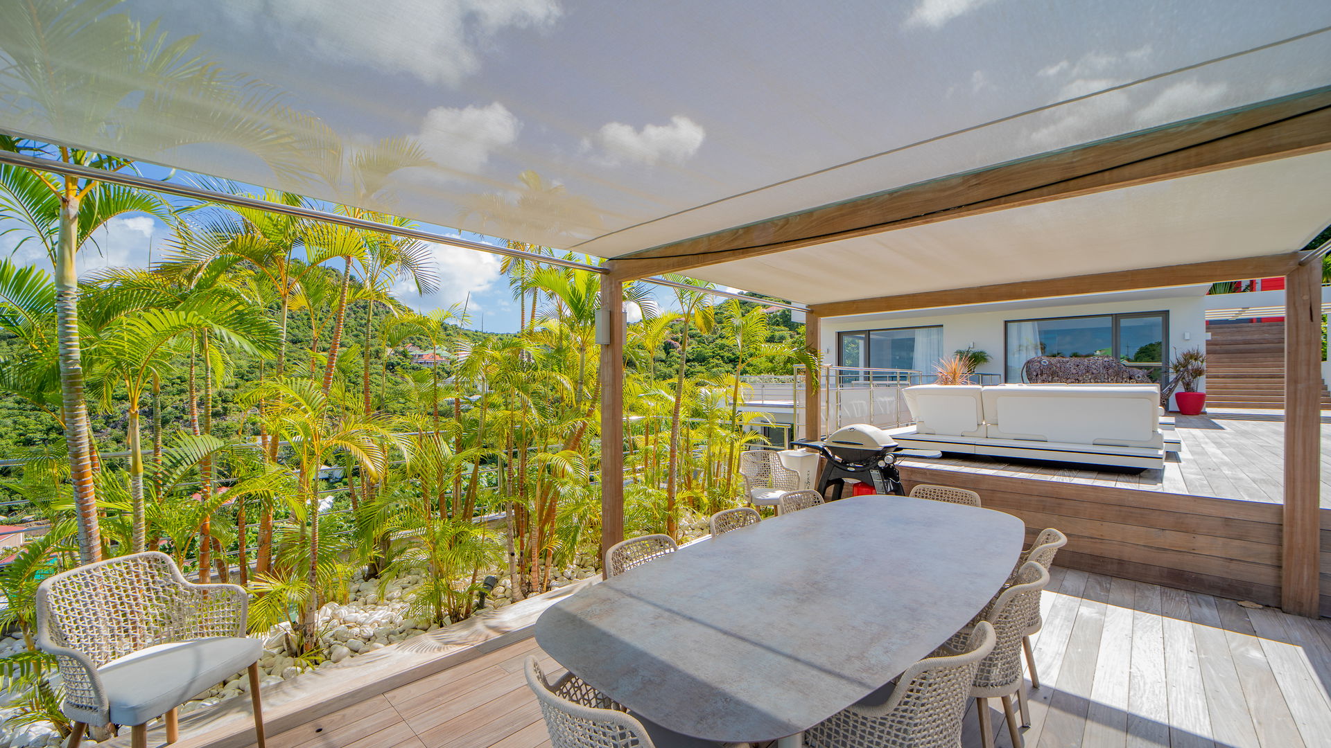 OUTDOOR LOUNGE & DINING AREAS