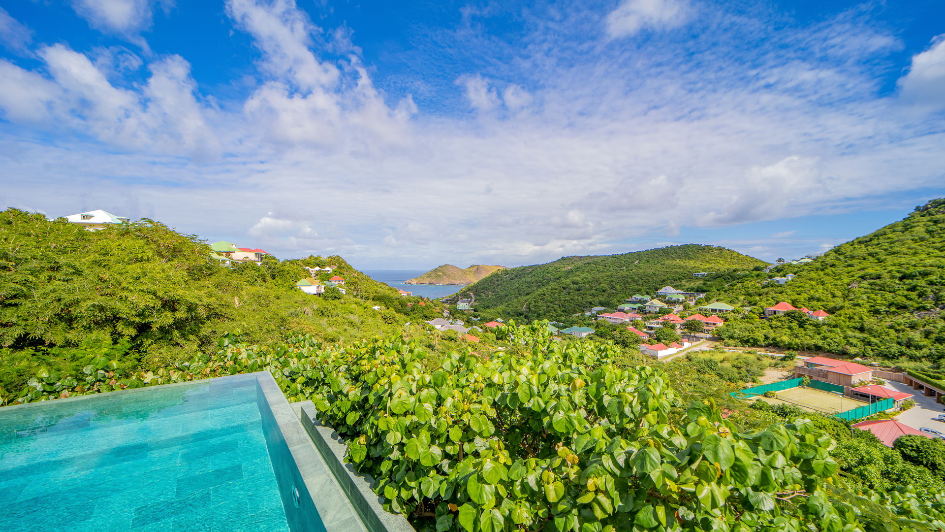POOL & TERRACE