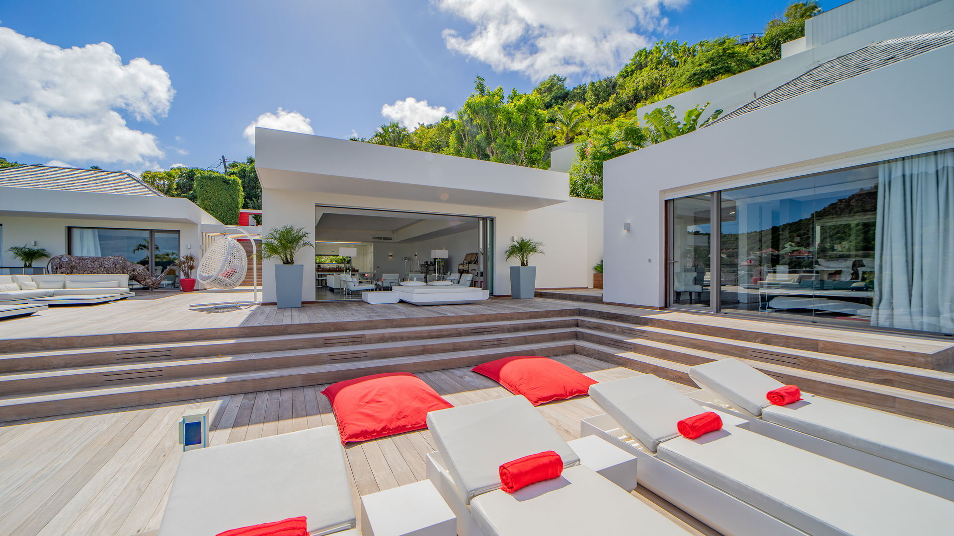 POOL & TERRACE