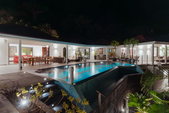 VILLA MAISON ROUGE BY NIGHT 5
