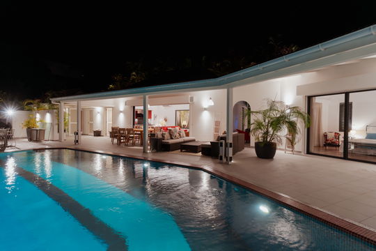 VILLA MAISON ROUGE BY NIGHT 6