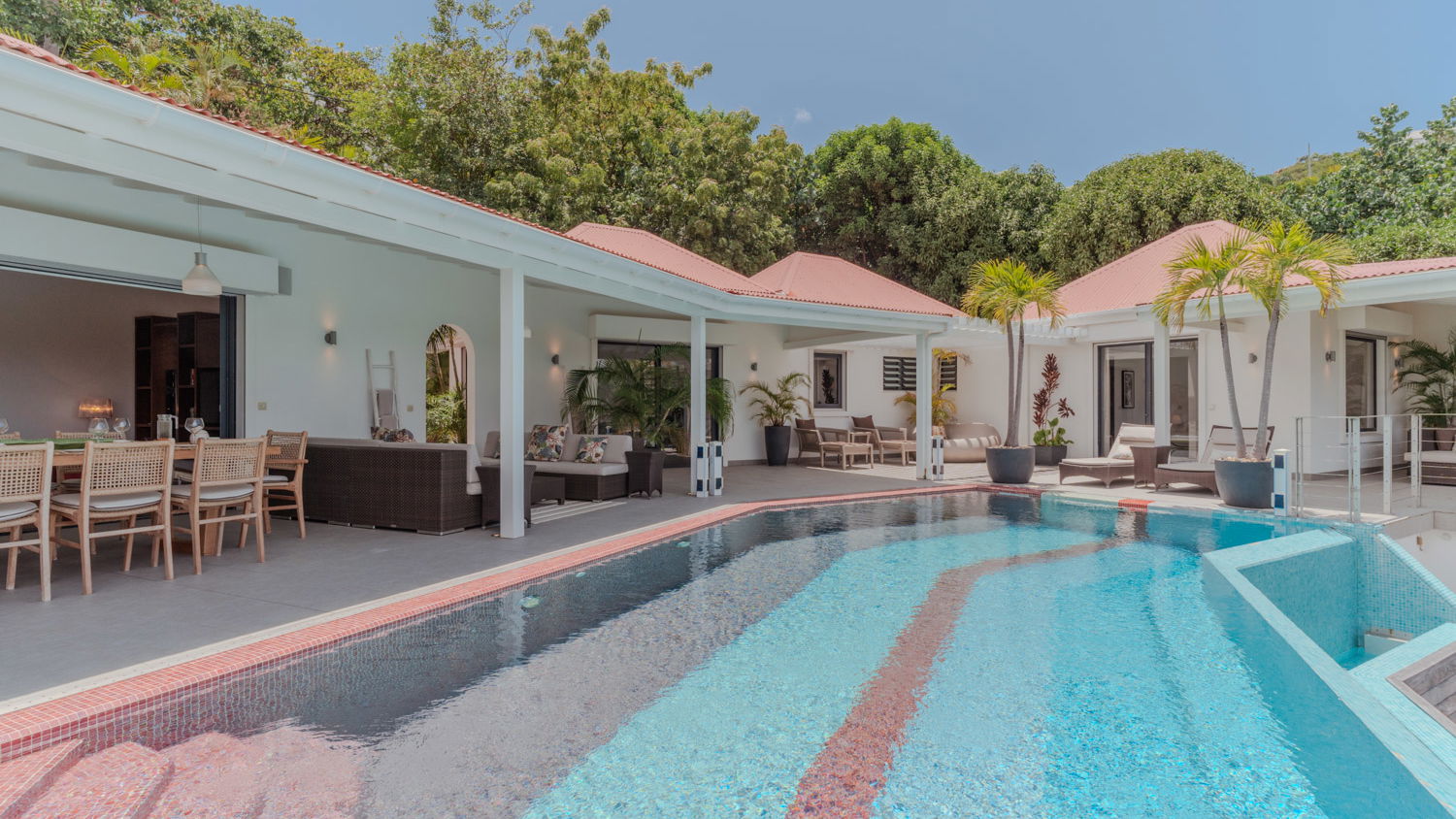 POOL & TERRACE
