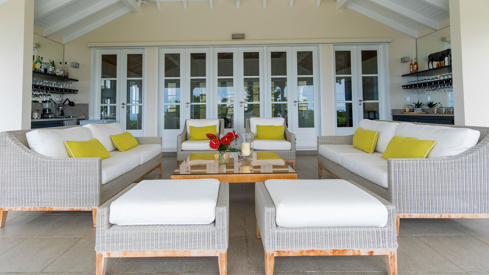 OUTDOOR LOUNGE AREA