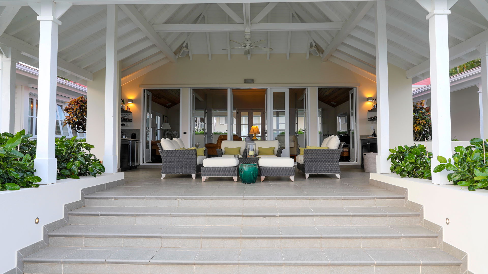 OUTDOOR LOUNGE AREA