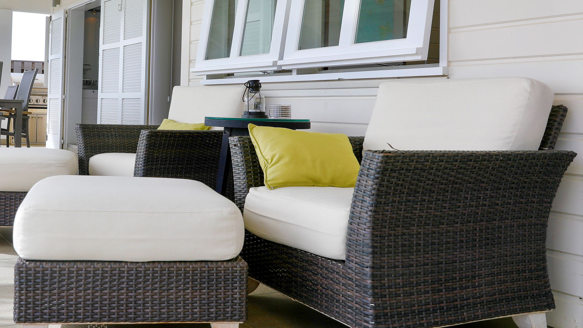 OUTDOOR LOUNGE AREA