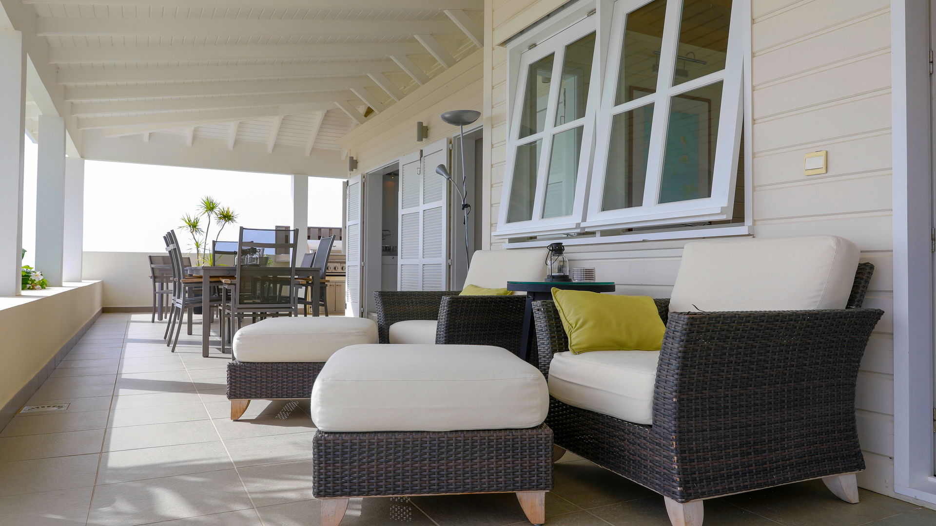 OUTDOOR LOUNGE AREA