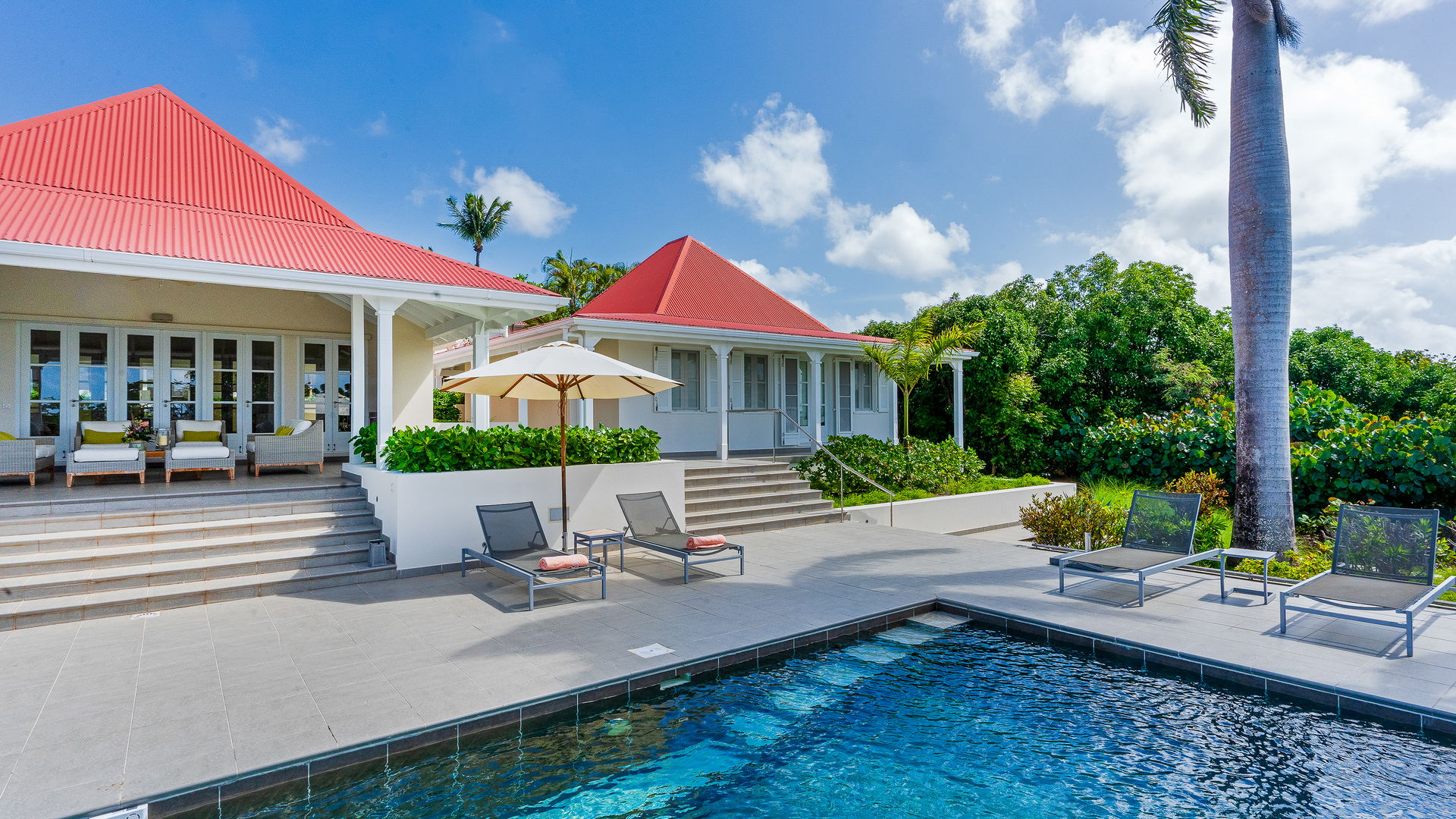 POOL & TERRACE