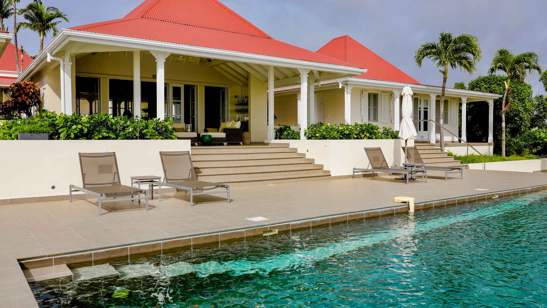 POOL & TERRACE