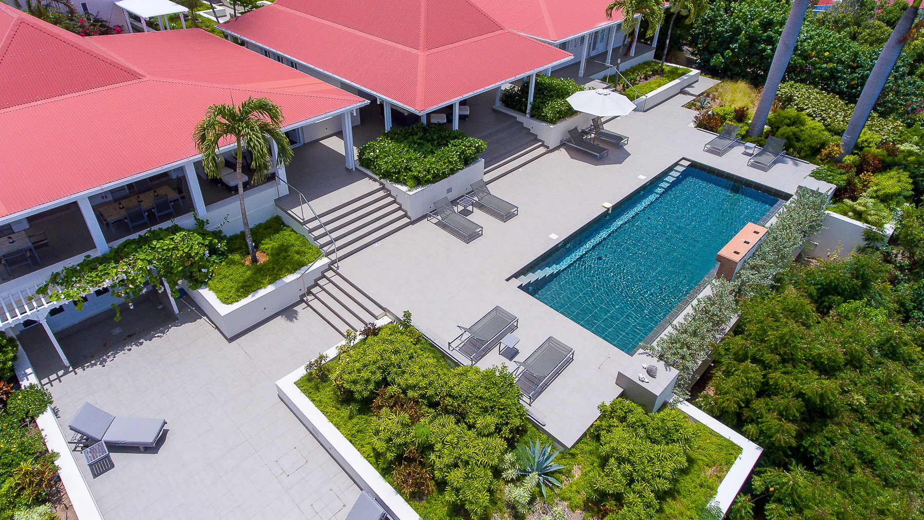 POOL & TERRACE