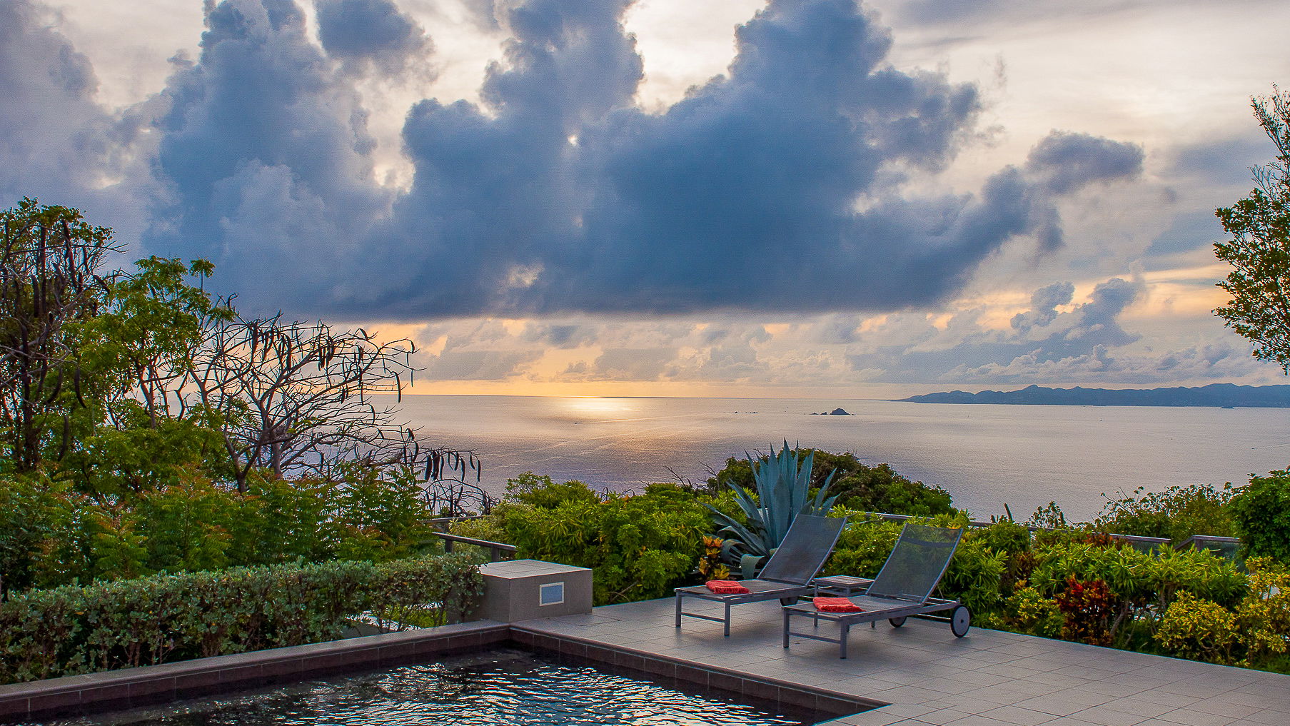 POOL & TERRACE