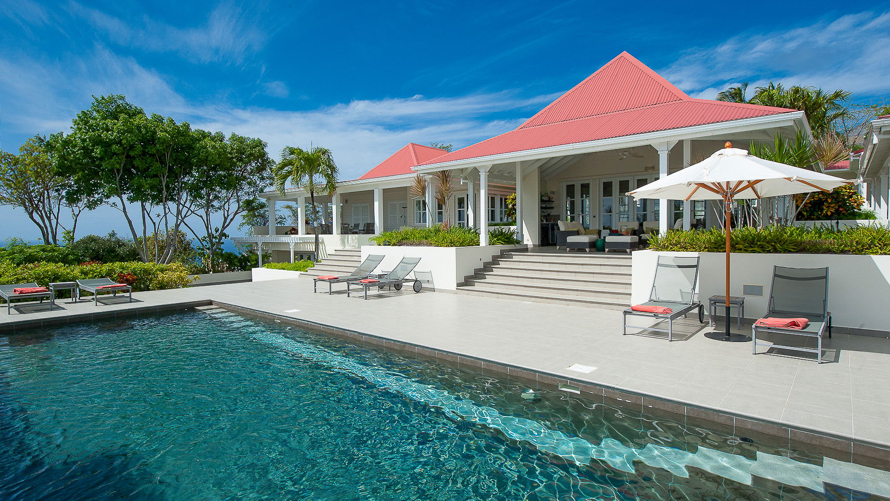 POOL & TERRACE