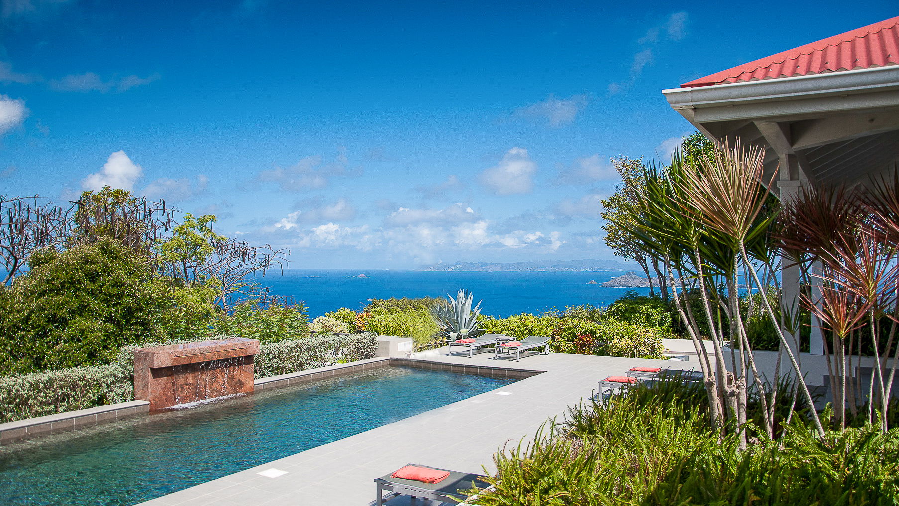 POOL & TERRACE