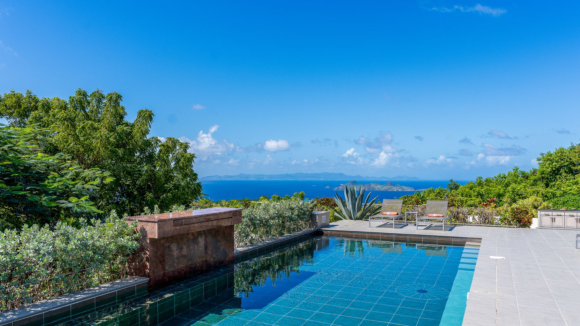POOL & TERRACE