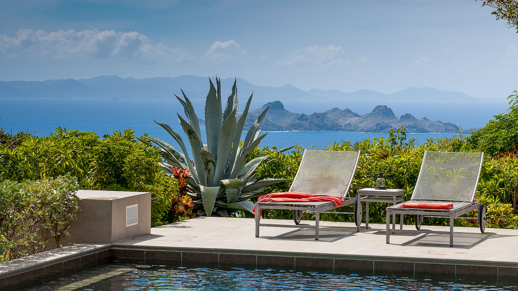 POOL & TERRACE