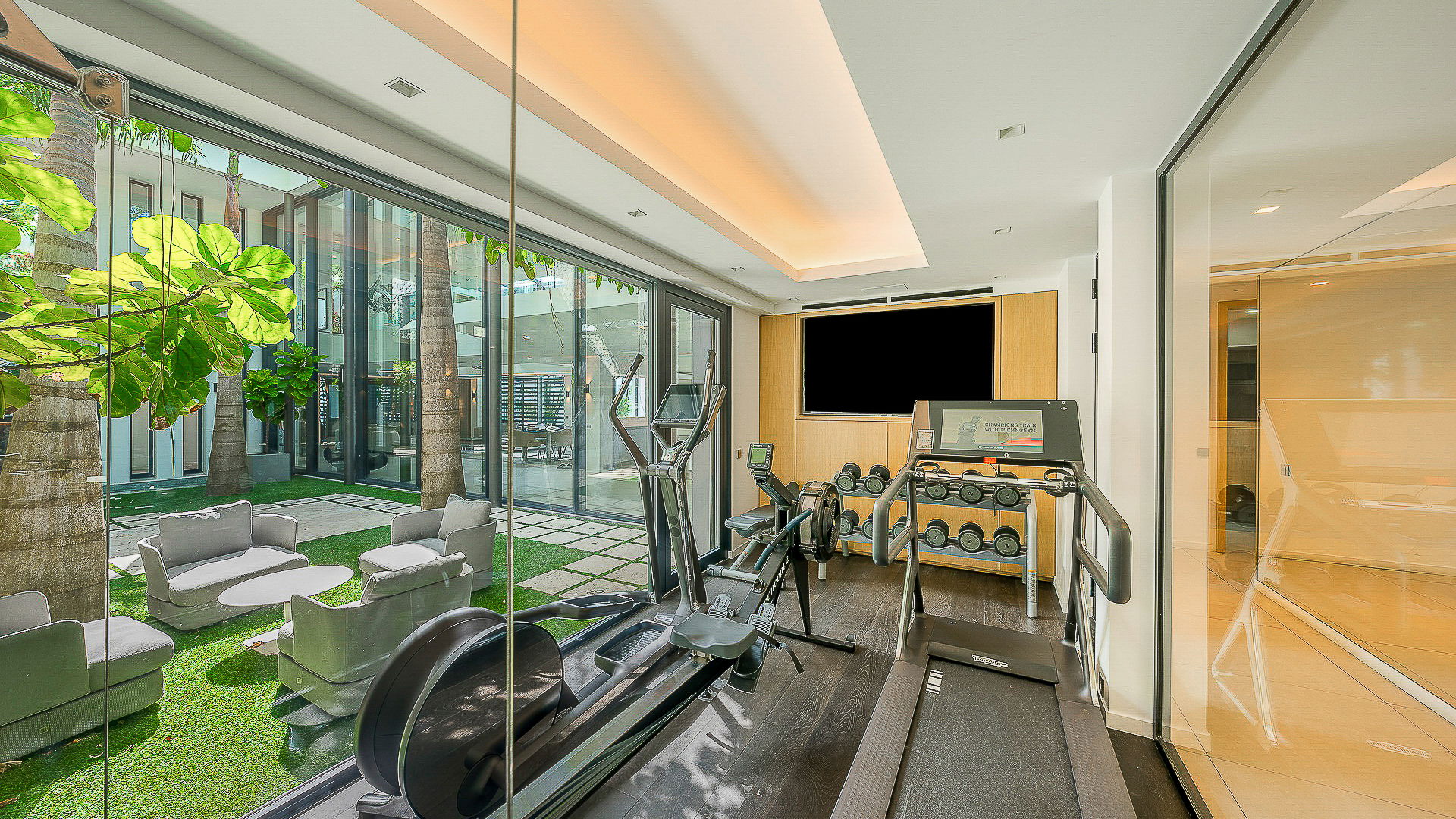 FITNESS ROOM