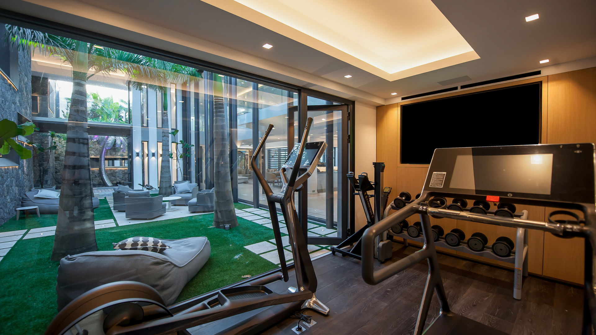 FITNESS ROOM
