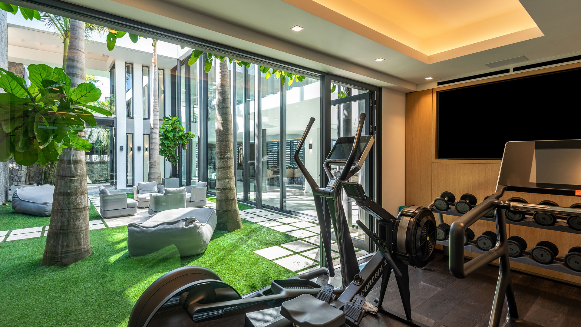 FITNESS ROOM