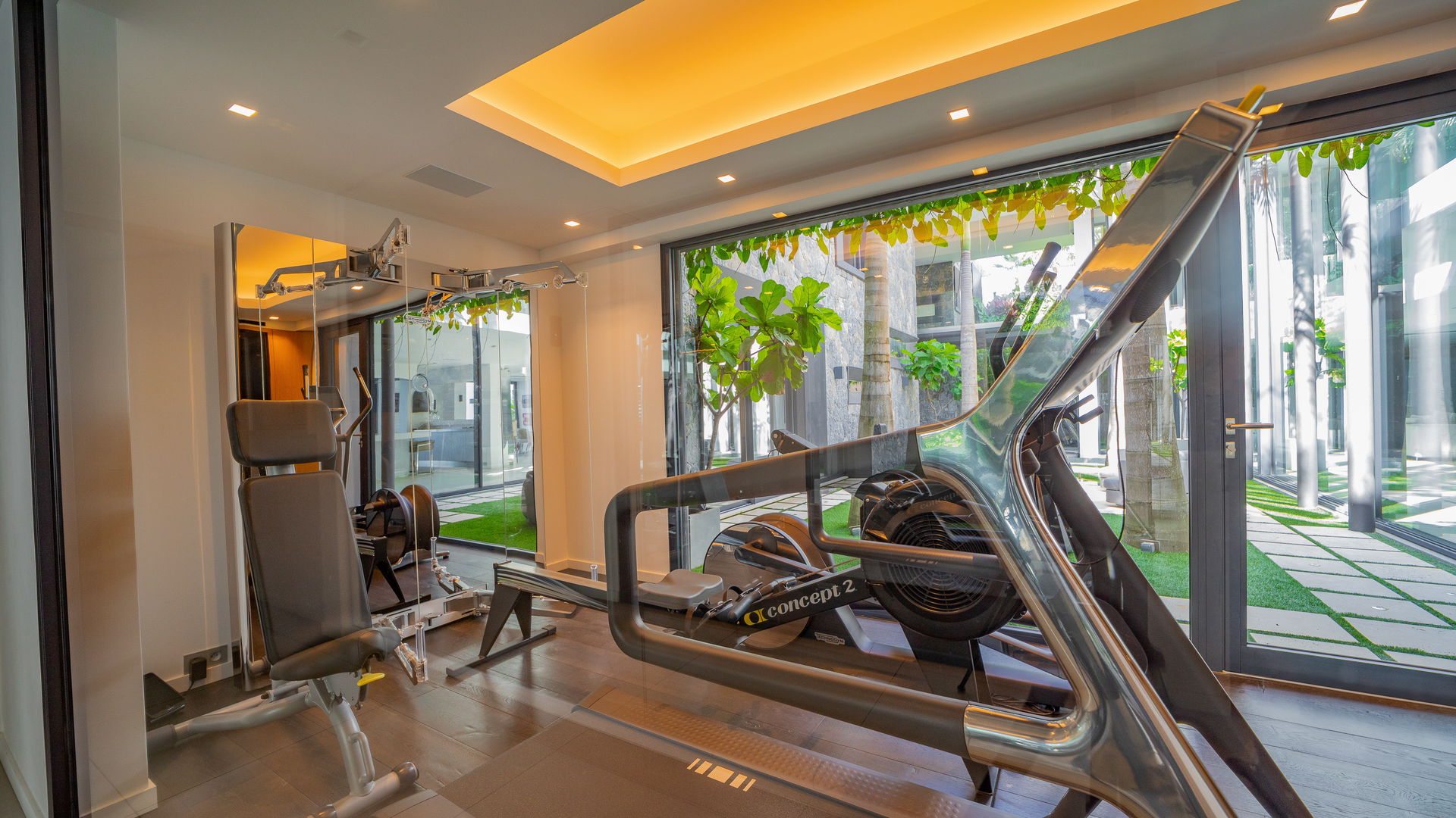 FITNESS ROOM