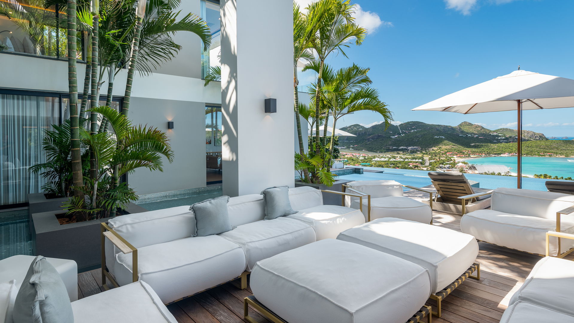 OUTDOOR LOUNGE AREA