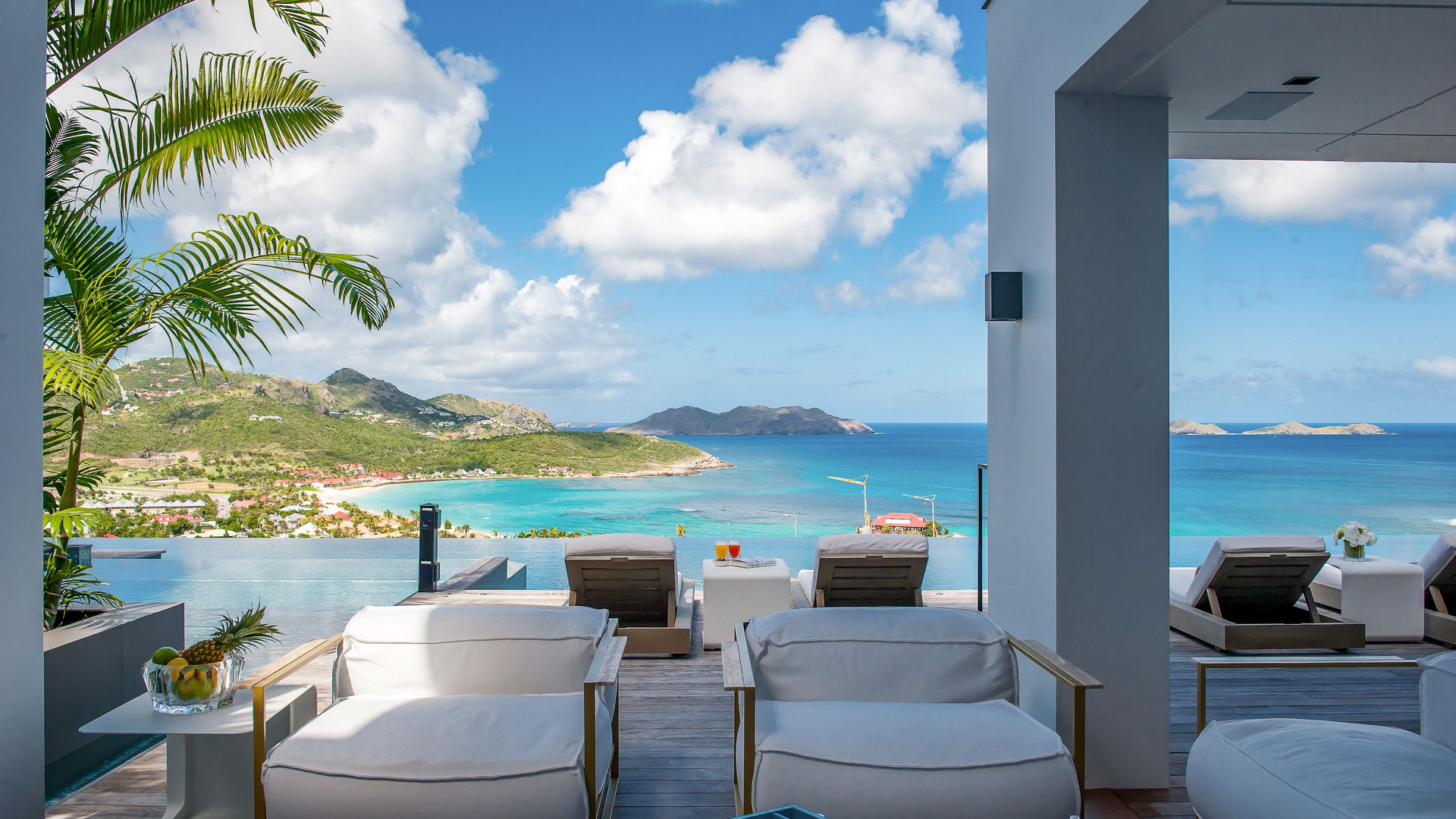 OUTDOOR LOUNGE AREA