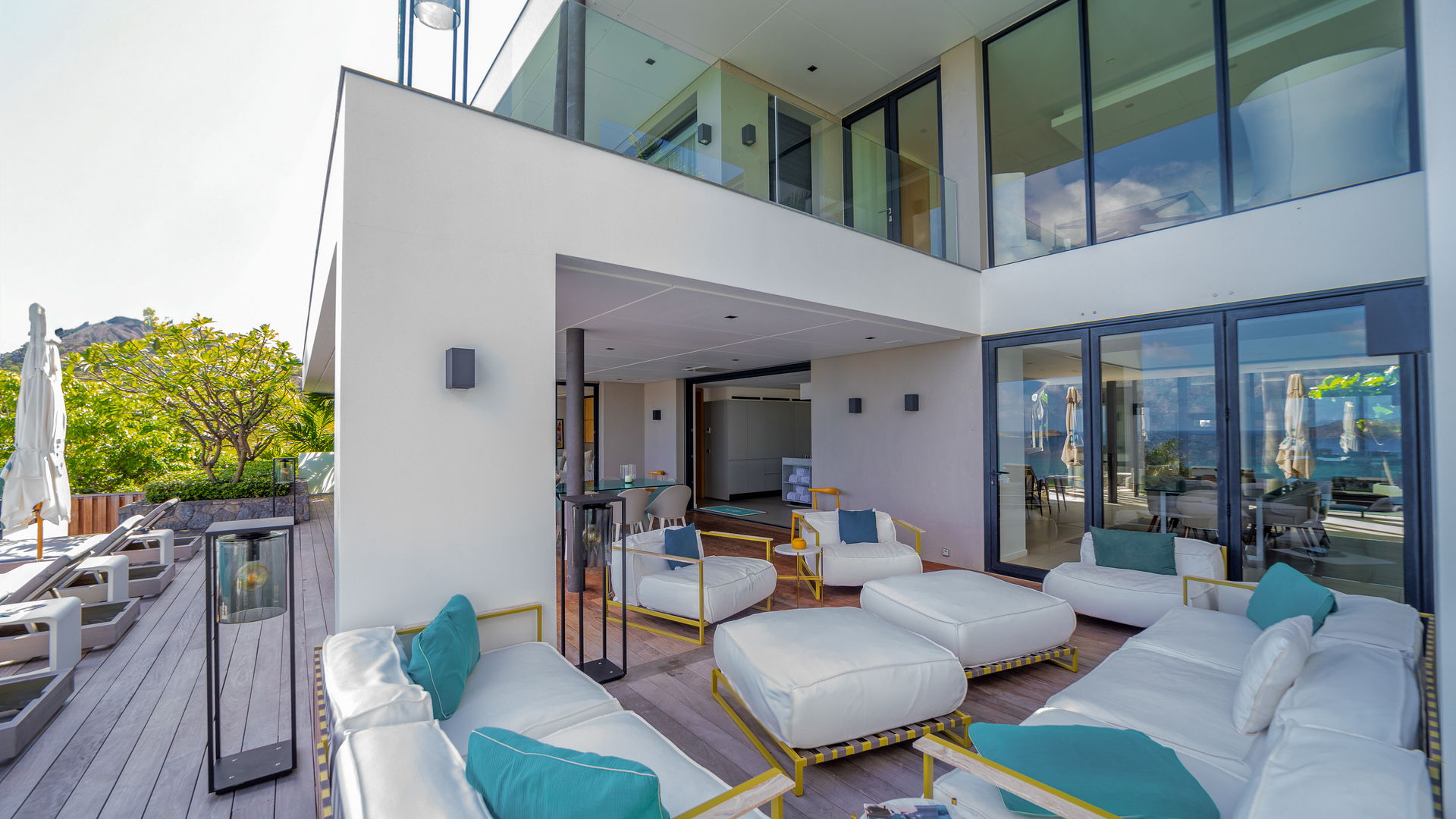 OUTDOOR LOUNGE AREA