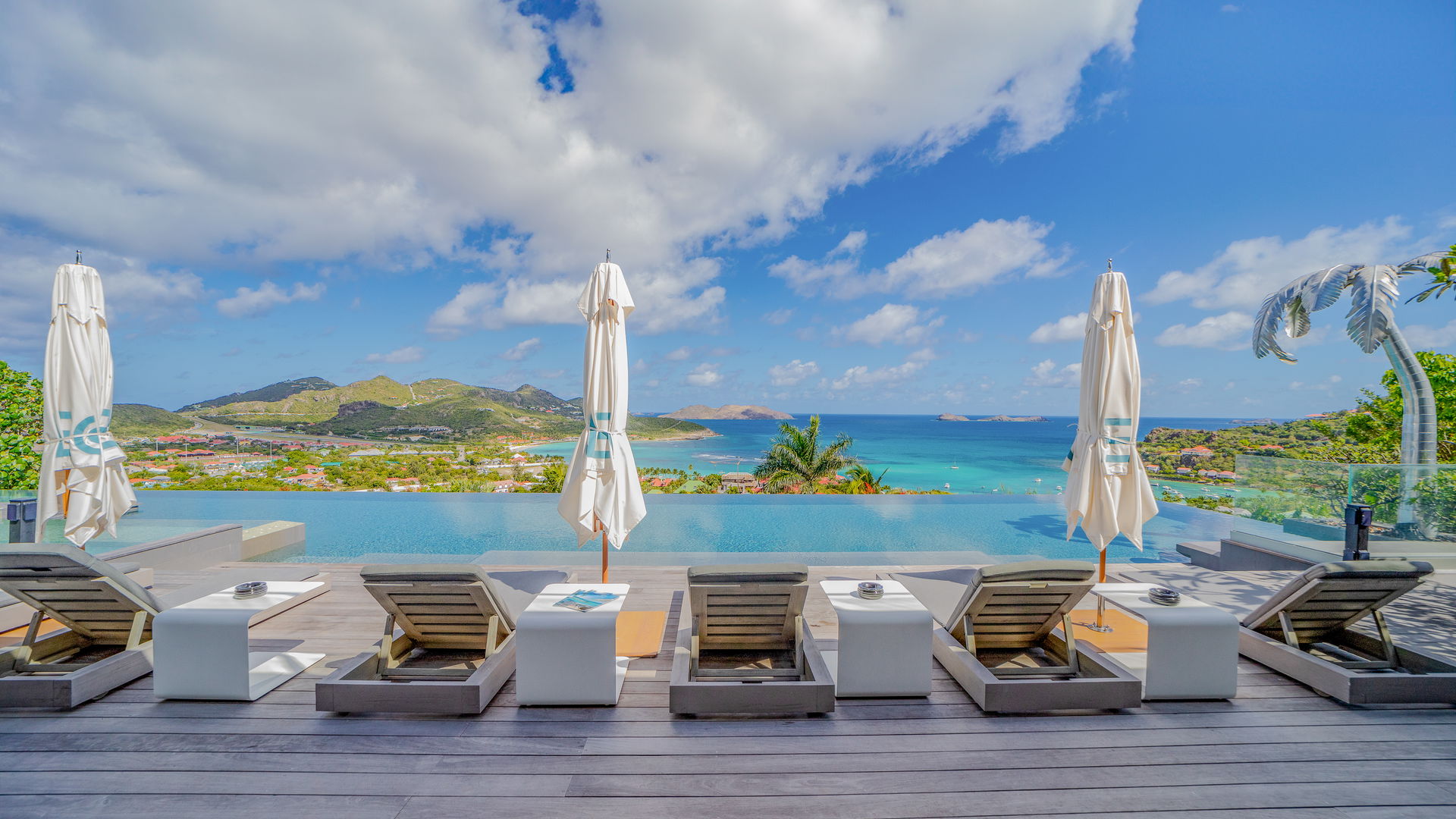 POOL & TERRACE
