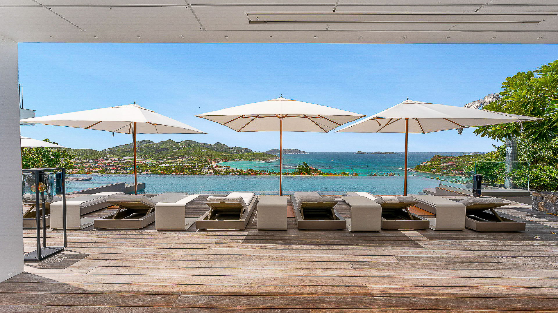 POOL & TERRACE