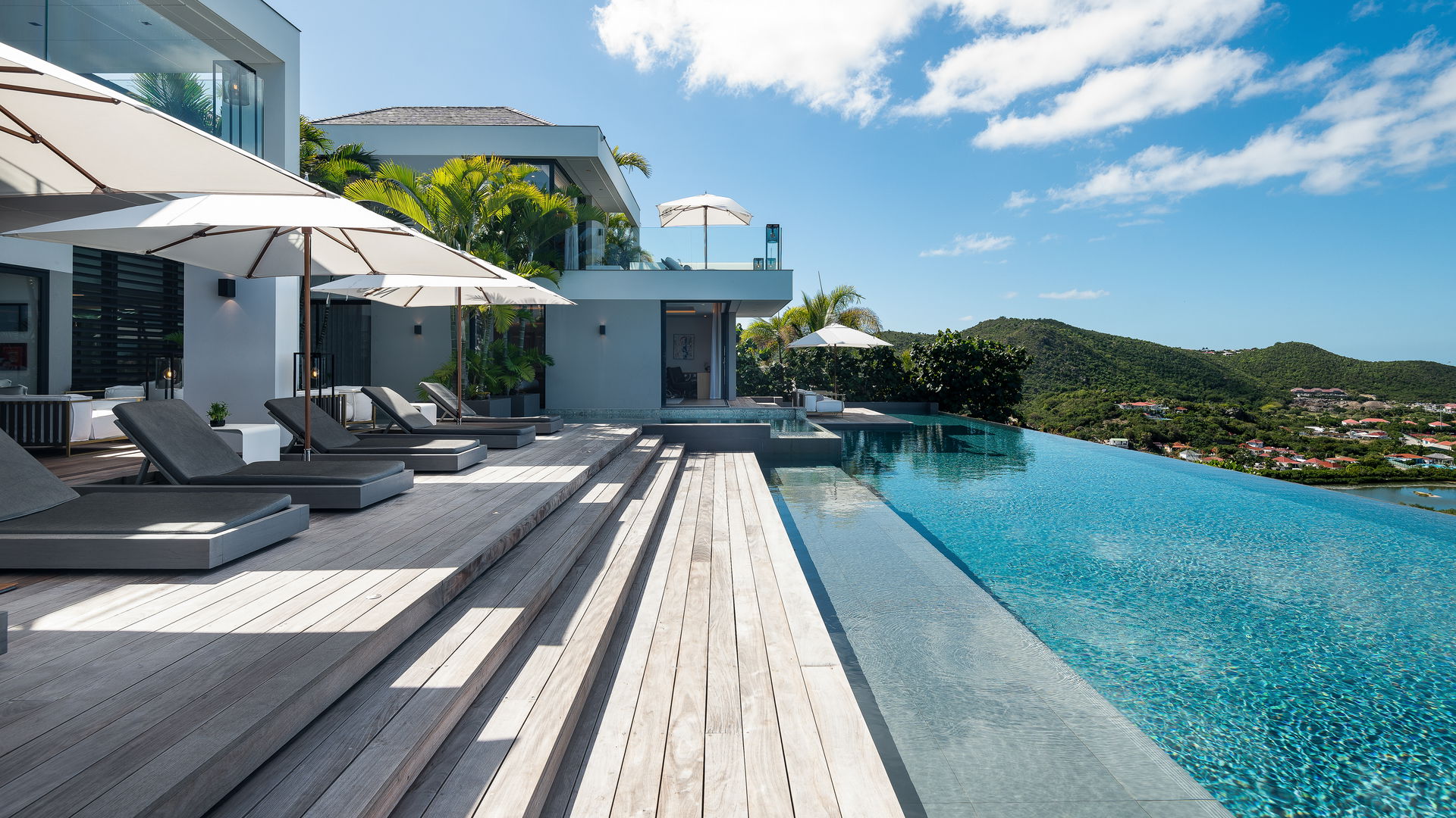 POOL & TERRACE