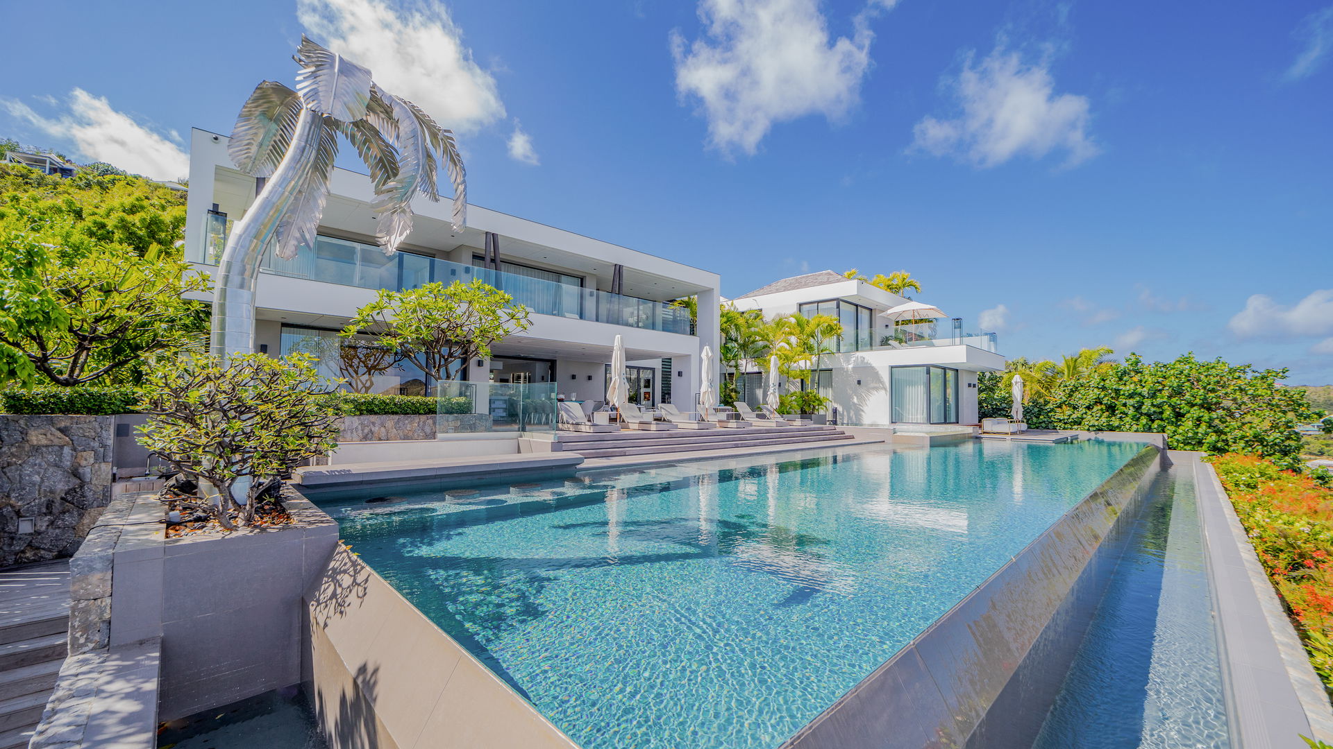 POOL & TERRACE