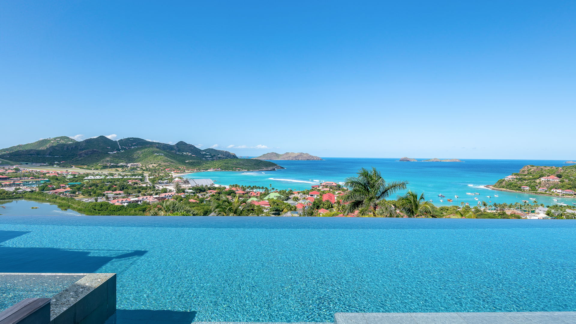POOL & TERRACE