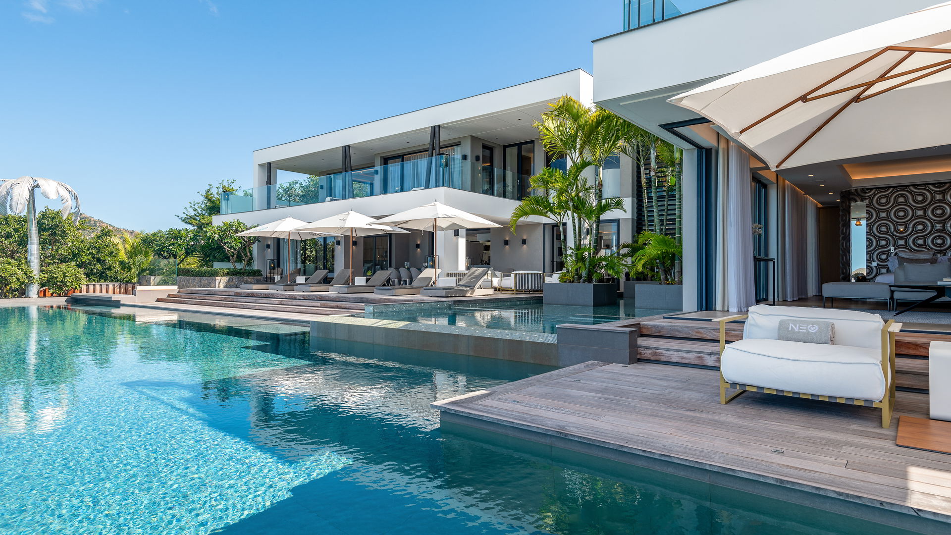 POOL & TERRACE