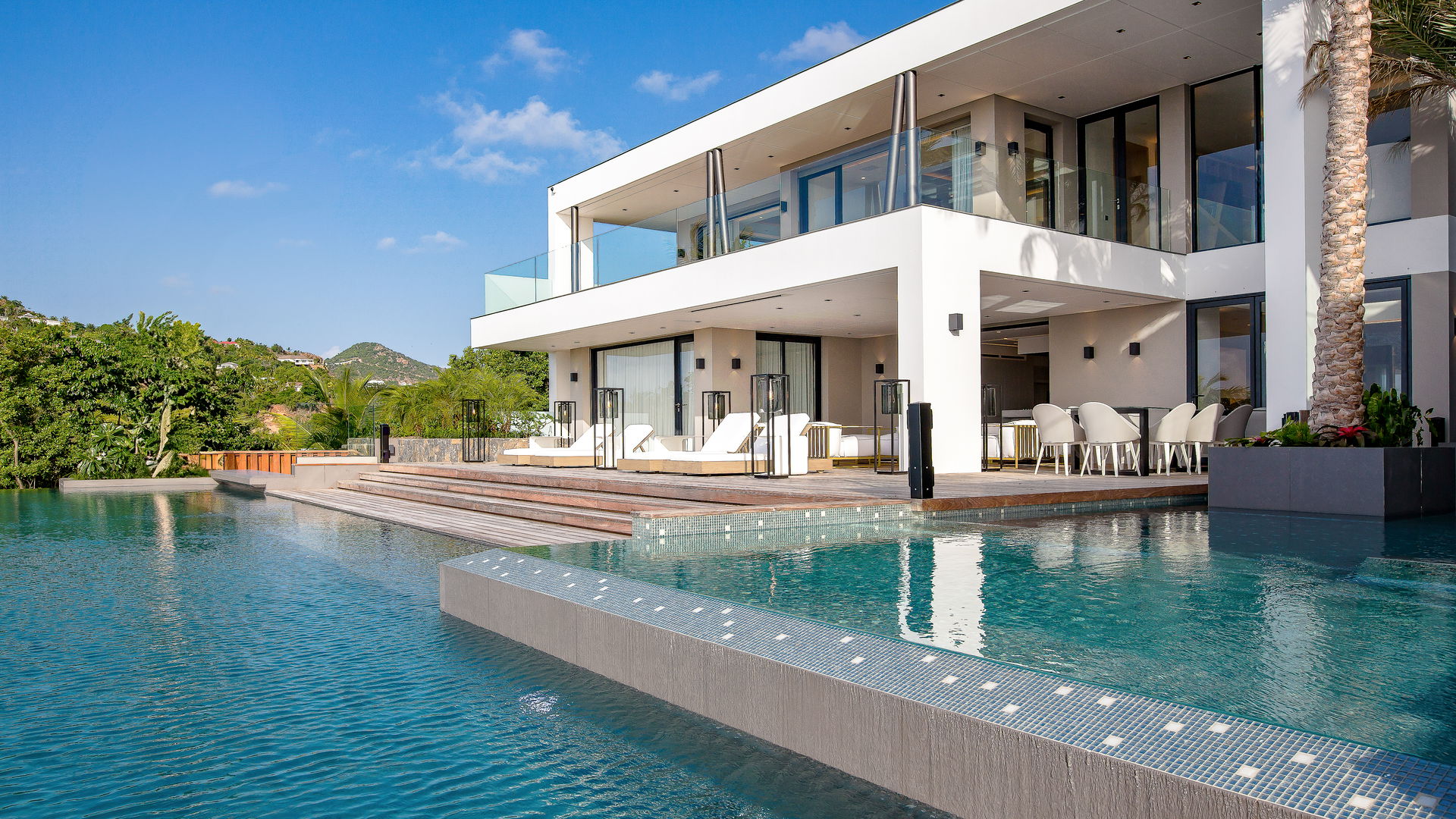 POOL & TERRACE