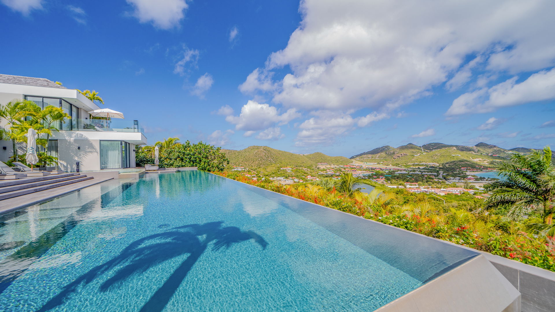 POOL & TERRACE